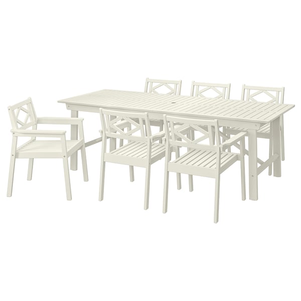 Set BONDHOLMEN : table à manger d’extérieur blanche et 6 chaises, bois, lignes épurées.