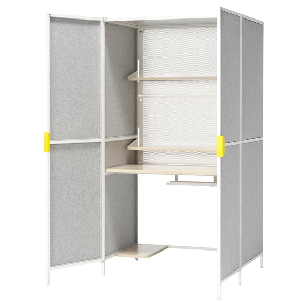 Une station de jeu BRÄNNBOLL en gris et jaune, dotée d’un bureau, d’étagères et de portes pliables avec des panneaux en feutre pour le rangement.