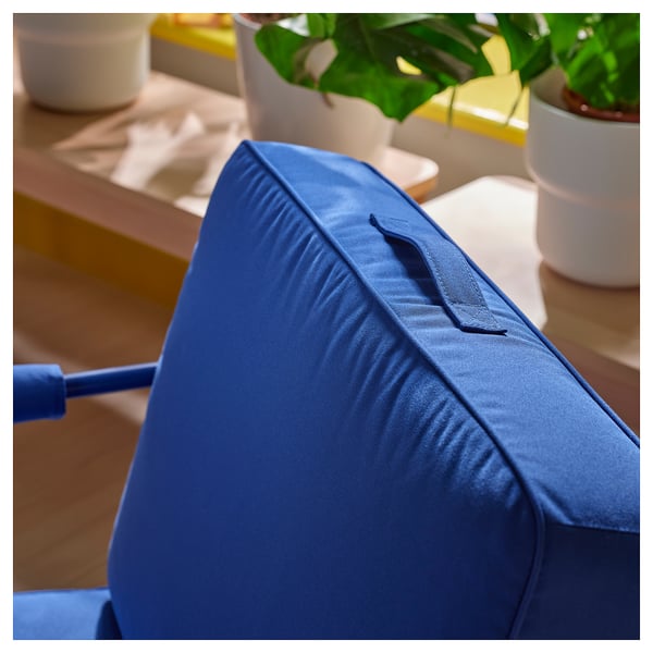 Chaise de jeu bleue moderne avec coussin d’assise pliable, construction robuste et matériaux haut de gamme.
