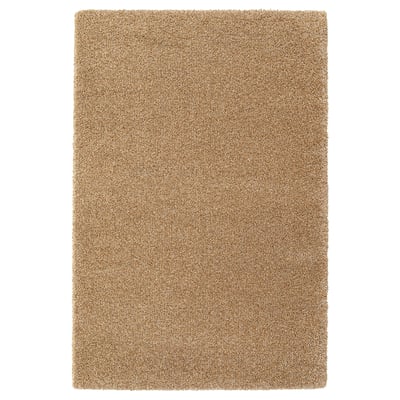 Un tapis rectangulaire beige nommé BREVBÄRARE en polypropylène et caoutchouc synthétique.