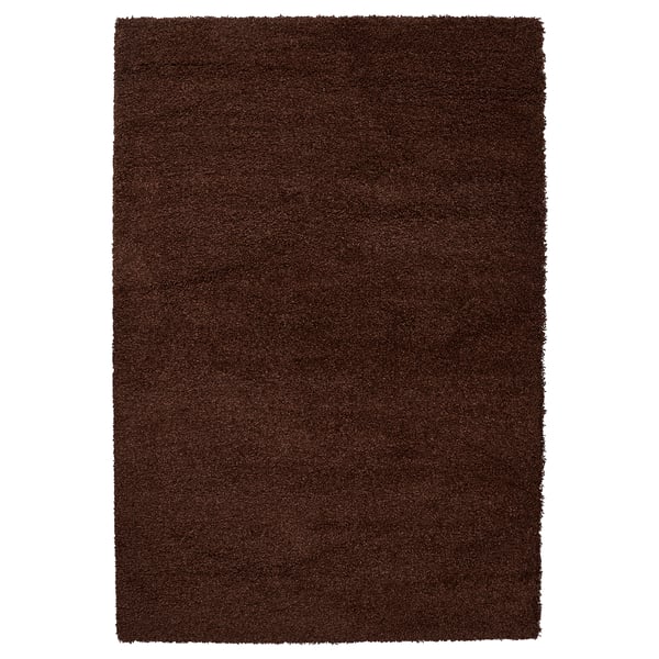 Tapis marron hirsute, rectangulaire à poil doux, fabriqué en polypropylène.