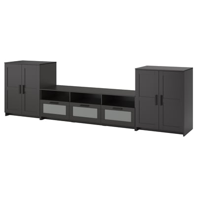 Un meuble de rangement tv BRIMNES noir avec portes et tiroirs. Il s’agit d’un design élégant et moderne avec des tiroirs en verre trempé et des étagères réglables.