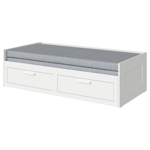 Cette image montre un lit de repos BRIMNES blanc avec des tiroirs et un matelas en mousse grise.