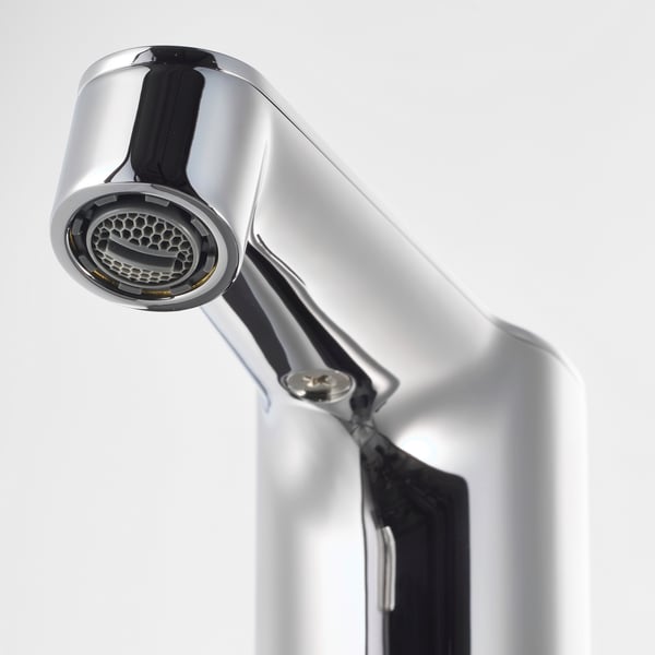 Robinet chromé moderne avec technologie tactile sensible, présentant un design élégant et une fonctionnalité hygiénique.