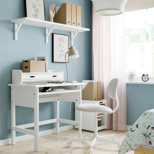 Bureau à domicile douillet avec bureau et chaise blancs BRYTNING , murs bleu clair, avec un rangement ouvert et un design élégant, parfaitement dimensionné pour des espaces réduits.