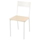 Une chaise buslatt blanche. Il a un cadre en métal avec un dossier incliné et une assise en bois. Le design est moderne et minimaliste, idéal pour les petits espaces.