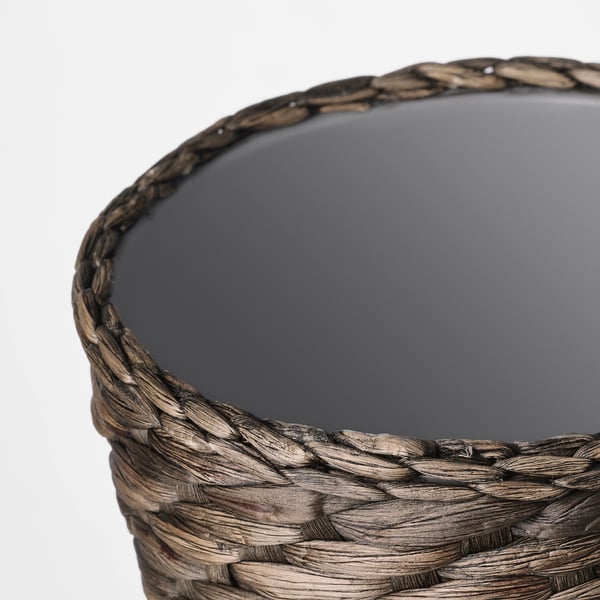 Panier en osier rustique tissé à partir de fibres naturelles de jacinthe d’eau, mettant en valeur une texture complexe et une durabilité.