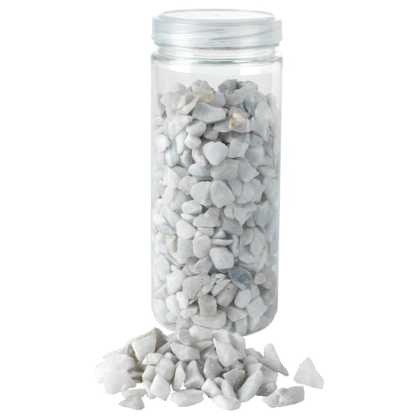 Pot de pierres blanches, certaines renversées.