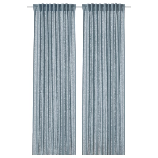 Deux rideaux bleu-gris pendent côte à côte, avec une texture subtile de lin froissé pour un look décontracté, avec un ruban de tête pour une installation facile.
