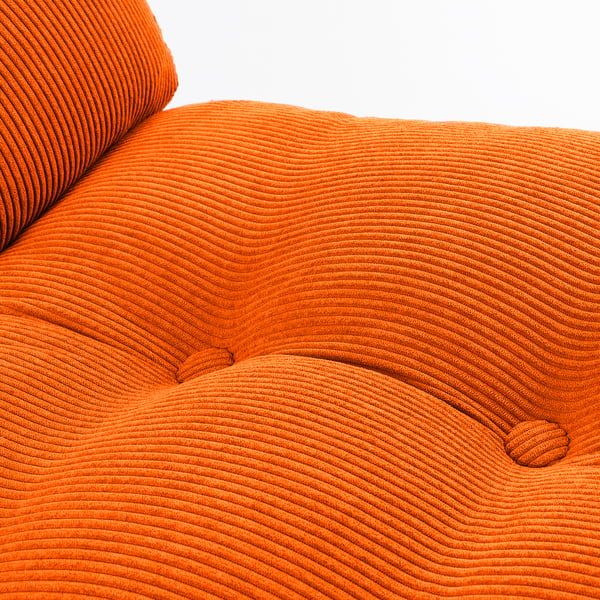 Chaise en tissu texturé orange vif, moelleuse et au design moderne et incurvé.