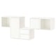 Ensemble de rangement mural blanc en trois parties, comprenant un mélange d’armoires ouvertes et fermées avec un design élégant et minimaliste.