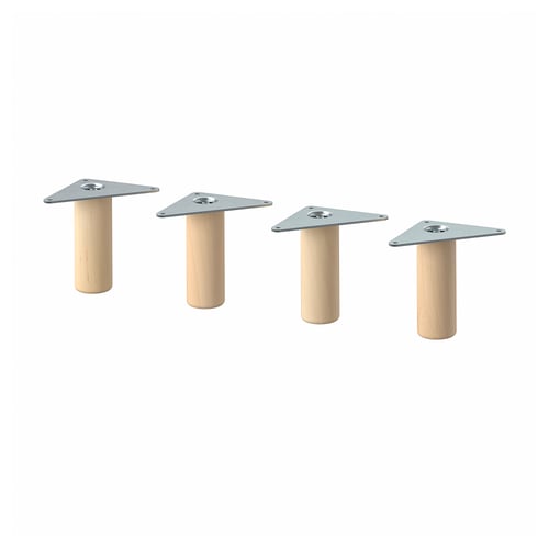 Quatre pieds de chaise en bois identiques avec des plaques triangulaires en métal fixées au sommet, disposés en rangée.