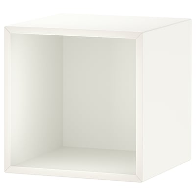 Un cube EKET, une unité de rangement carrée blanche à façade ouverte, conçue pour être fixée au mur ou au sol.