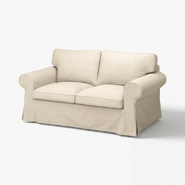 Un canapé EKTORP, recouvert de tissu kilanda beige, avec des accoudoirs roulés et un design classique.