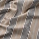 Gros plan du tissu rayé, mettant en valeur un coton de haute qualité avec des rayures uniformes et lisses et un tissage serré pour plus de durabilité.