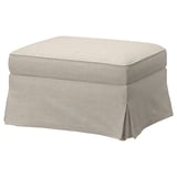 Un repose-pieds EKTORP de forme rectangulaire et plissée, recouvert d’un tissu kilanda en polyester recyclé.