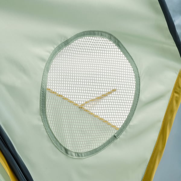 Tente pour enfants à poches en filet, fabriquée avec des matériaux durables et recyclés, solidement fixée à un lit pour un espace confortable et privé.