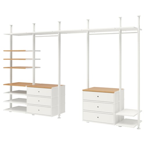 Un système de rangement ELVARLI en blanc avec des accents de bambou. Il comprend des étagères, des tiroirs et des tringles à vêtements.