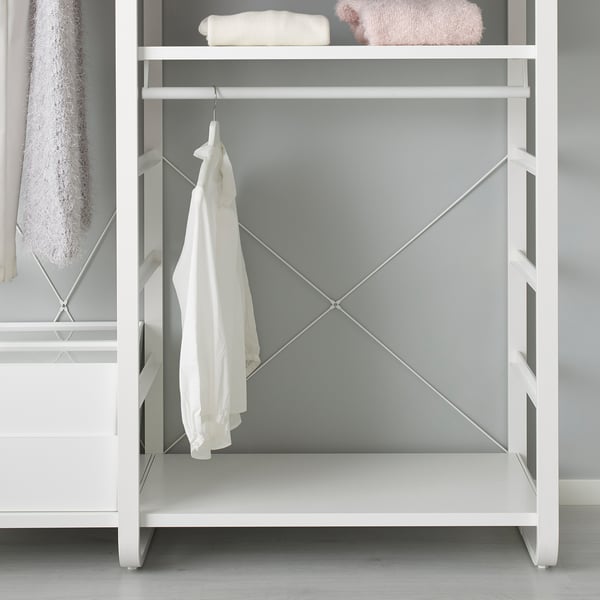 Étagère en métal blanc avec support à entretoises, serviette blanche suspendue.