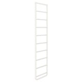 Une échelle en métal blanc ELVARLI. Il est mince, orienté verticalement et conçu pour le rangement ou l’accrochage d’objets, avec un design minimaliste et moderne.