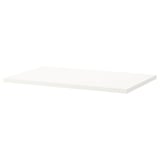 Une étagère rectangulaire blanche, de conception simple, et fabriquée à partir de panneaux de particules peints à l’acrylique.