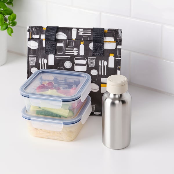 Comptoir avec boîte à bento et bouteille d’eau. La boîte à bento contient divers aliments. La bouteille d’eau est en acier inoxydable avec un couvercle à poignée.