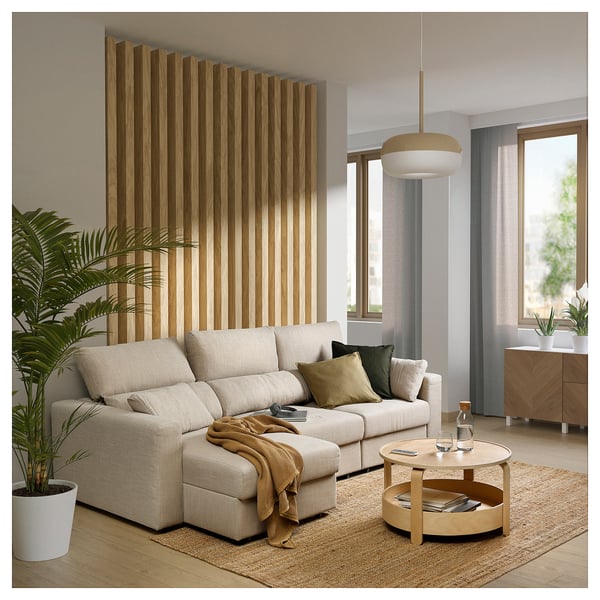 Salon moderne avec canapé ESKILSTUNA beige, accents en bois et grande fenêtre.