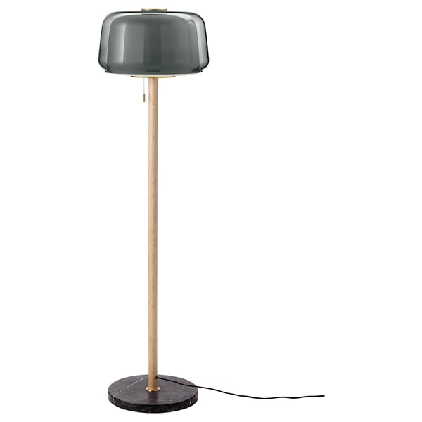 Lampadaire minimaliste avec abat-jour en verre fumé et tige en bois ; Design élégant et moderne.
