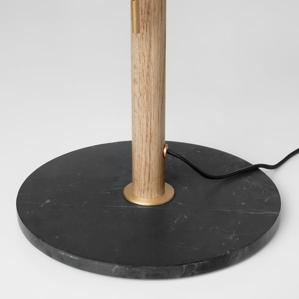 Lampe moderne avec tige en bois élégante et base en marbre lourd, détails en laiton fantaisie.