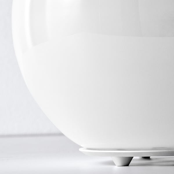 Lampe de table moderne en noir et blanc. Abat-jour élégant en forme de globe, surface lisse. Base en matériau mat, intégrée sans couture.