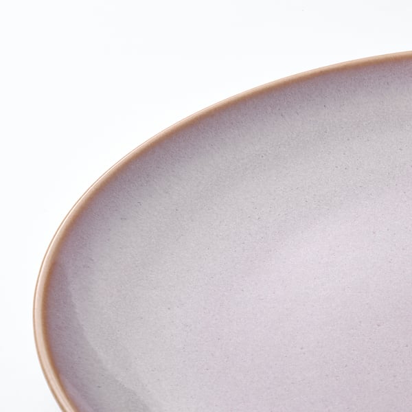 Gros plan d’une assiette en grès élégante au fini mat. Sa surface lisse subtile les détails de texture, mettant en valeur son savoir-faire.