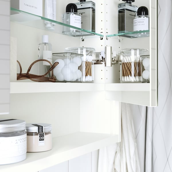 Armoire de toilette avec éclairage intégré, réfléchissant les articles de soins personnels.