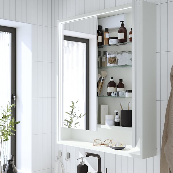 Armoire de toilette avec lumières : rangements articles de toilette, reflète la pièce.