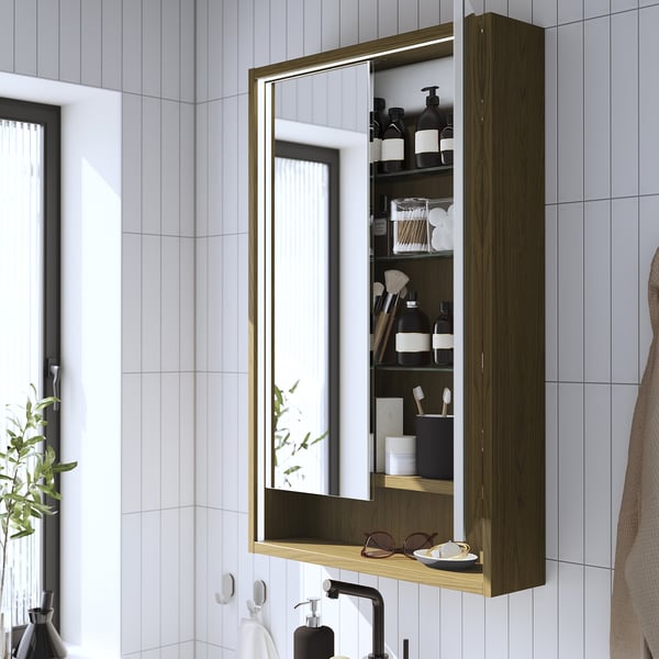 Armoire de toilette avec éclairage, étagère ouverte et éclairage intégré.