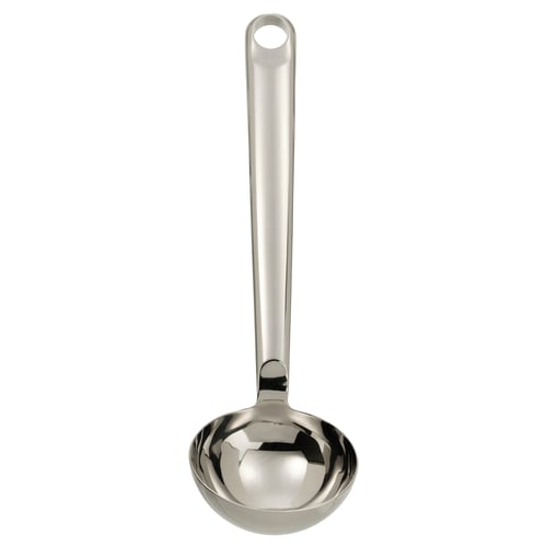 Une louche à soupe FINMAT avec une finition argentée. C’est un corps en acier inoxydable et une poignée légèrement courbée conçue pour être facile à utiliser.