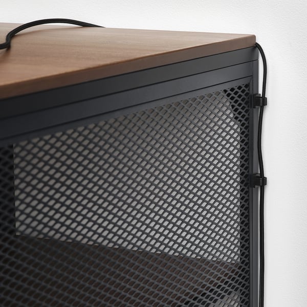 Bureau avec gestion des câbles : plateau en bois, dos en maille métallique, clips autocollants pour l’organisation du cordon.