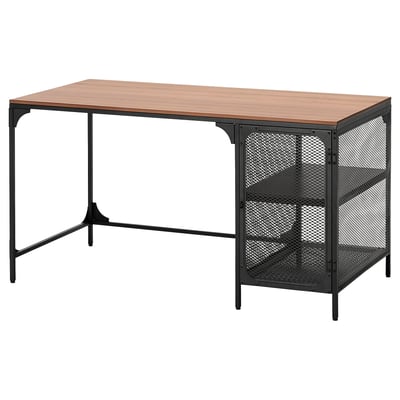 Bureau FJÄLLBO, plateau en bois clair, cadre en métal noir, étagère en maille, style industriel.