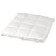 Une couette FJÄLLBRÄCKA blanche. Il est rectangulaire, rembourré de duvet et de plumes recyclés, et un motif en point de boîte.