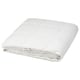 Une couette en duvet blanc fjällräven soigneusement pliée. Son design doux et super moelleux et ses parois intérieures cousues emprisonnent la chaleur pour un sommeil douillet.