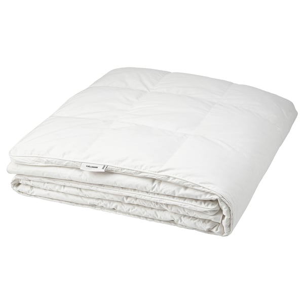 La couette fjällräven est blanche, rectangulaire, avec des côtés cousus. Il est doux et moelleux, garni de 90 % de duvet et de 10 % de plumes, pour une sensation de confort.
