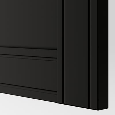 Gros plan de la porte d’armoire FLISBERGET noire avec des rainures subtiles, finition mate.