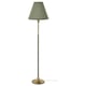 Lampadaire en métal au fini vert avec accents en laiton et abat-jour conique.