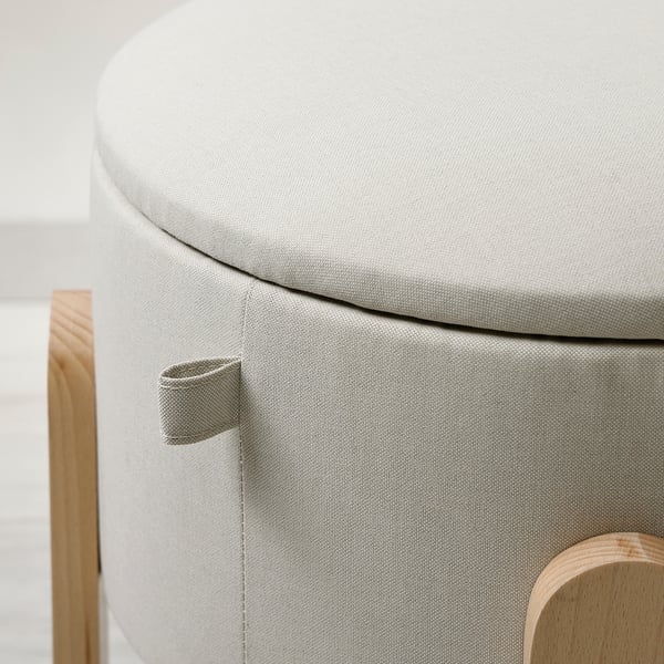 Pouf rembourré gris avec support en bois, tissu fin, poignée robuste.