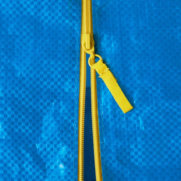 Gros plan d’une fermeture éclair jaune vif sur un sac bleu. Durable, dynamique et conçu pour une utilisation intensive.