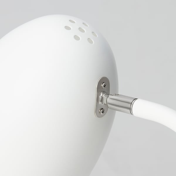 Lampe de bureau blanche moderne au design élégant et au col en métal réglable.