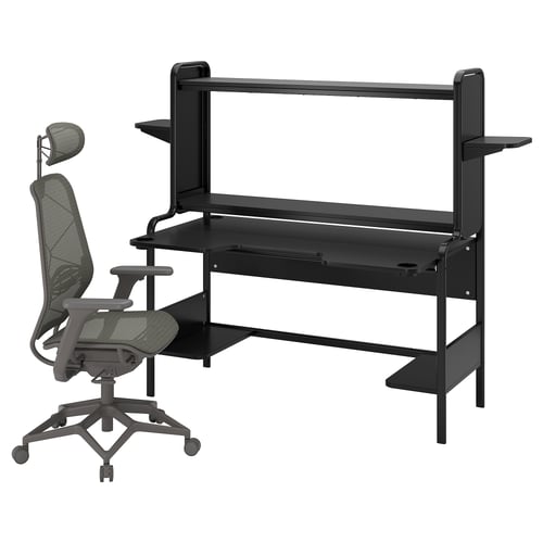 Ensemble de bureau et de chaise de jeu noir. Le bureau a un cadre en métal, des étagères et un dessus noir. La chaise a un dossier en maille, des accoudoirs réglables et une base noire.