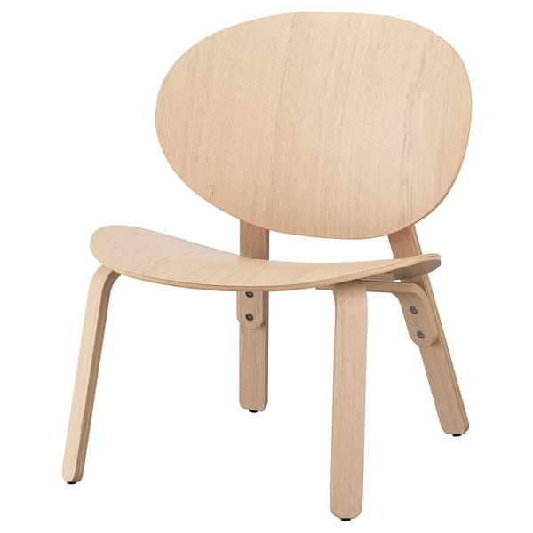 Chaise en bois clair, assise incurvée, dossier arrondi, design scandinave.