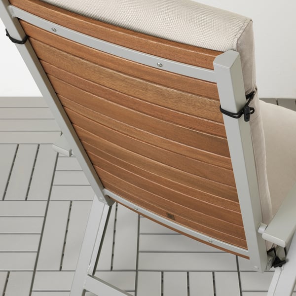 Chaise de patio en bois avec dossier inclinable et coussin amovible, mobilier d’extérieur.