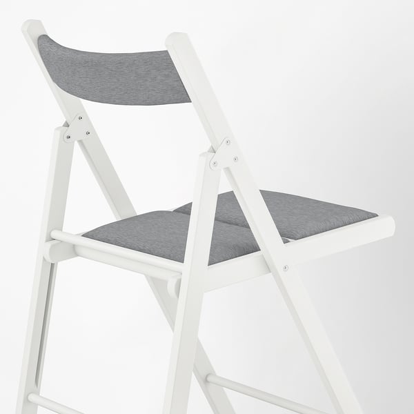 Chaise blanche pliable avec assise et dossier rembourrés gris, conçue pour les petits espaces. Cadre en bois robuste, rembourrage en mousse confortable.