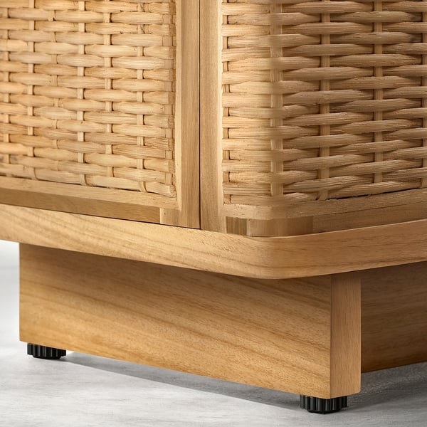 Banc de télévision en osier naturel avec base en bois, montrant un tissage complexe et une construction robuste